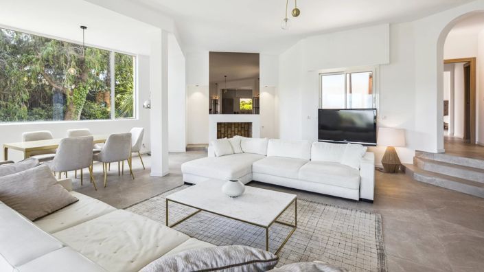 Image No.6-8 Bed House for sale