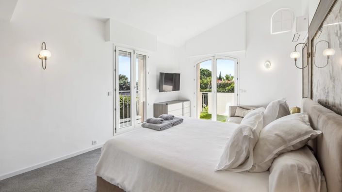 Image No.8-8 Bed House for sale