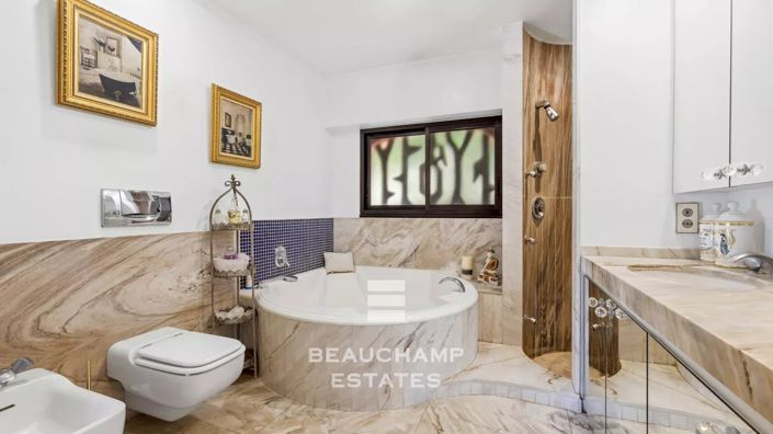 Image No.8-5 Bed House for sale