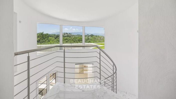 Image No.8-7 Bed House for sale