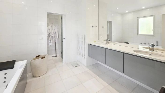 Image No.6-8 Bed House for sale