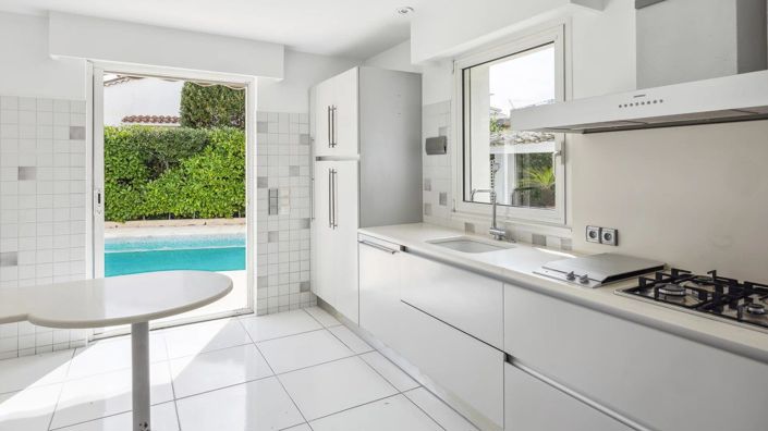 Image No.5-5 Bed House for sale
