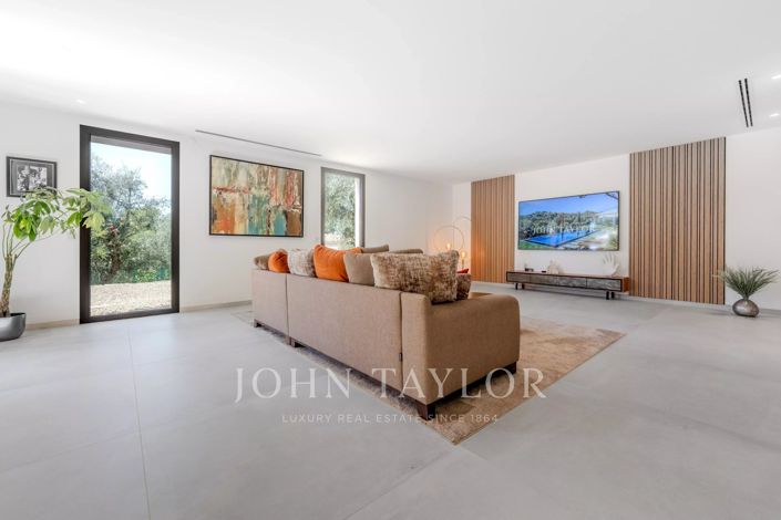 Image No.4-6 Bed House for sale