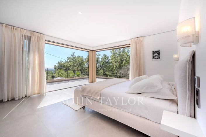 Image No.8-6 Bed House for sale