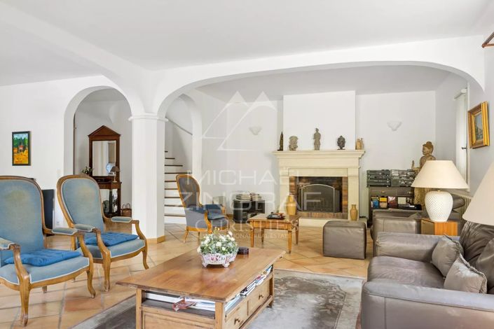 Image No.8-5 Bed House for sale