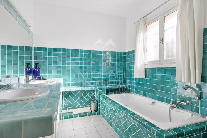 Image No.9-5 Bed House for sale