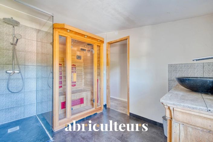 Image No.11-6 Bed House for sale