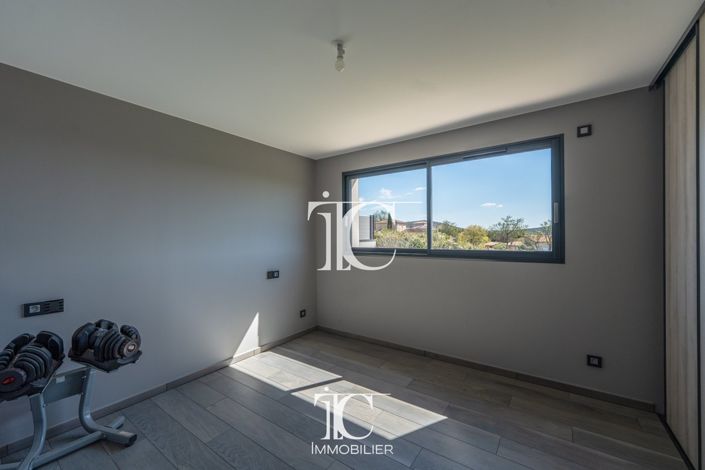 Image No.17-3 Bed House for sale