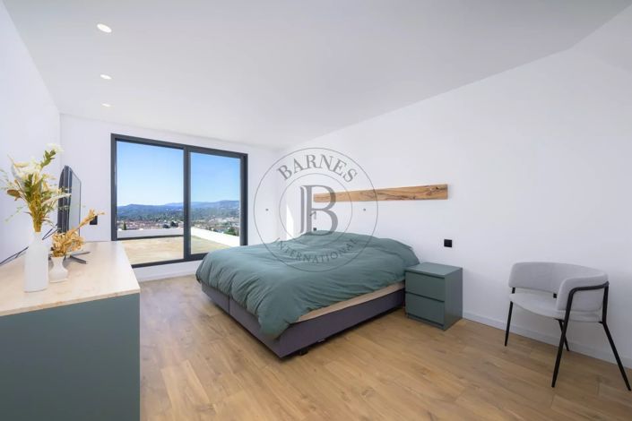 Image No.10-3 Bed House for sale