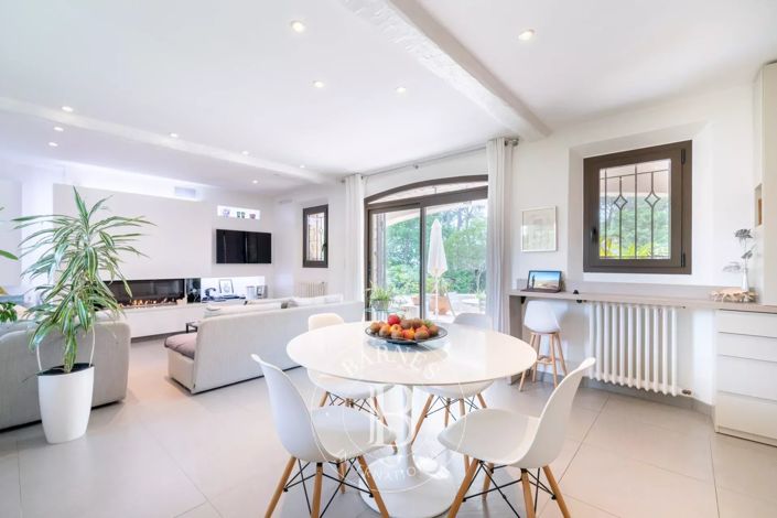 Image No.2-4 Bed House for sale