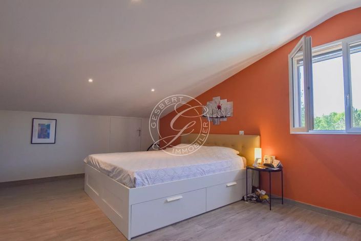 Image No.17-6 Bed House for sale