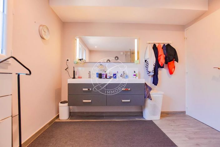 Image No.19-6 Bed House for sale