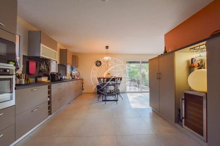 Image No.3-6 Bed House for sale