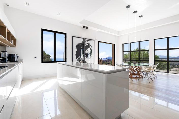 Image No.8-5 Bed House for sale
