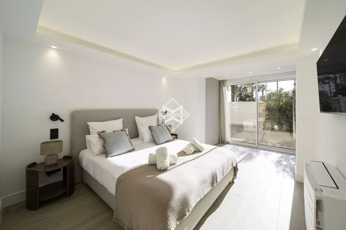 Image No.12-5 Bed Apartment for sale