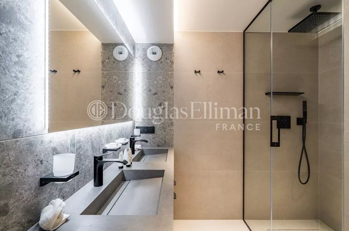 Image No.24-7 Bed House for sale