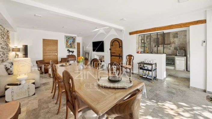 Image No.8-6 Bed House for sale