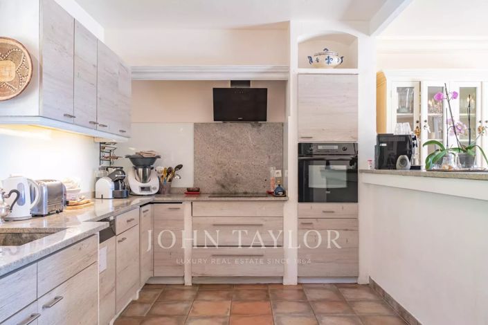 Image No.8-6 Bed House for sale