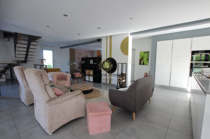 Image No.8-5 Bed House for sale