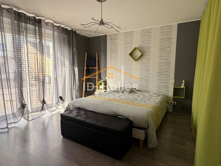 Image No.5-2 Bed House for sale