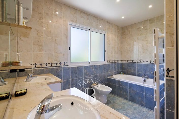 Image No.12-7 Bed House for sale
