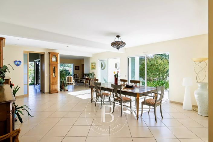 Image No.6-7 Bed House for sale