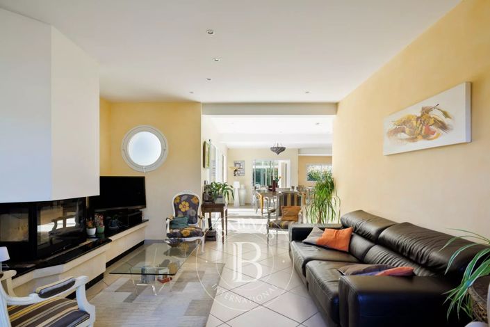 Image No.8-7 Bed House for sale