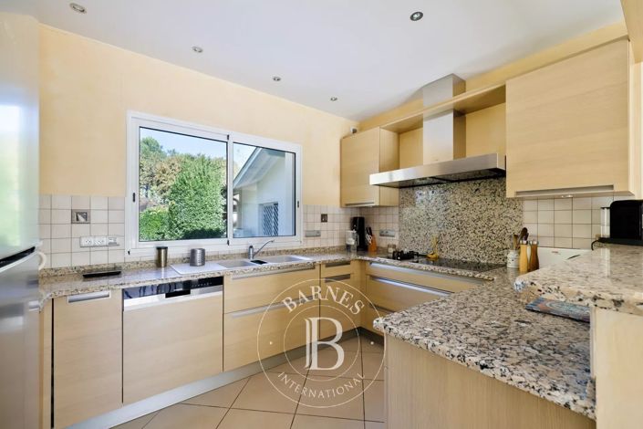 Image No.9-7 Bed House for sale