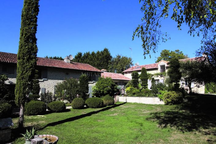Image No.3-10 Bed Property for sale