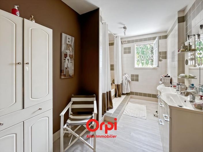 Image No.10-6 Bed House for sale