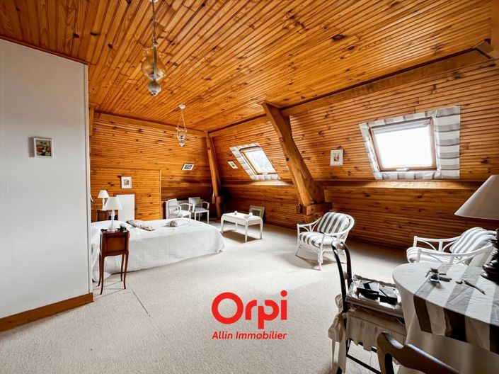 Image No.18-6 Bed House for sale