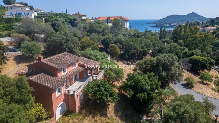 Image No.2-4 Bed House for sale
