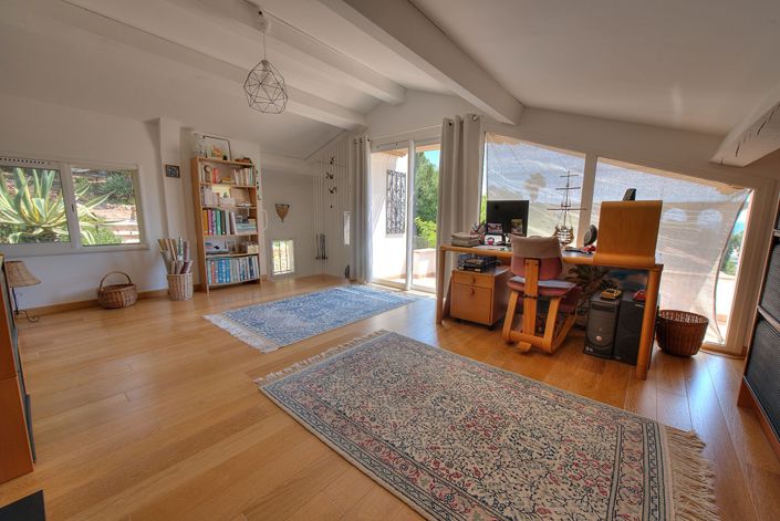 Image No.10-3 Bed House for sale