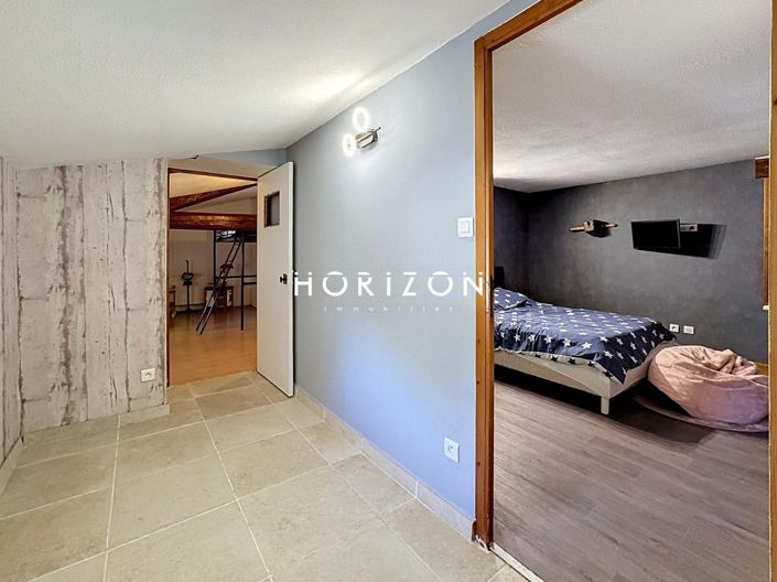 Image No.17-6 Bed House for sale