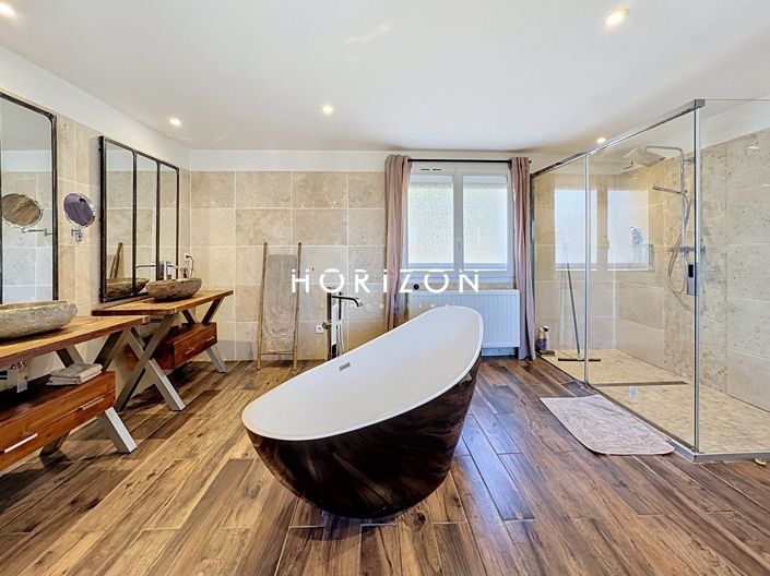 Image No.8-6 Bed House for sale