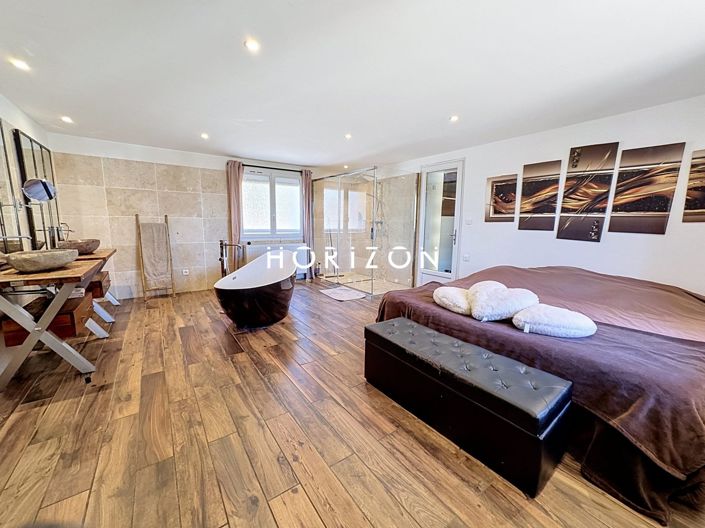 Image No.9-6 Bed House for sale