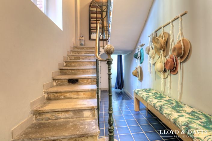 Image No.9-5 Bed House for sale