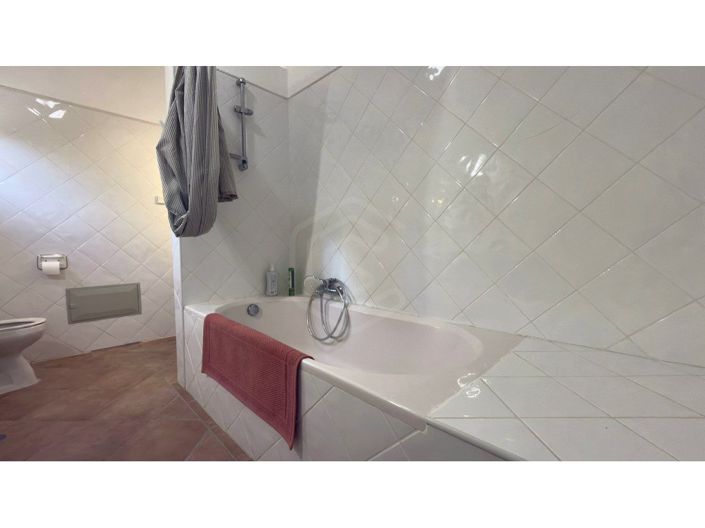 Image No.30-5 Bed House for sale