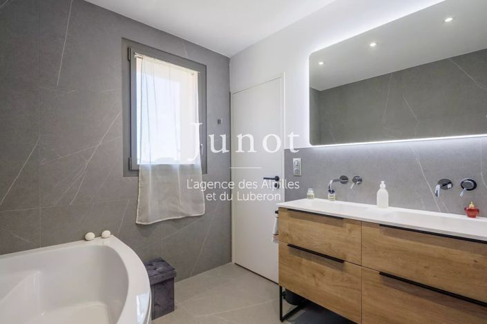 Image No.18-4 Bed House for sale
