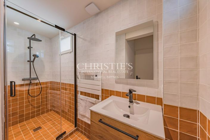 Image No.28-6 Bed House for sale