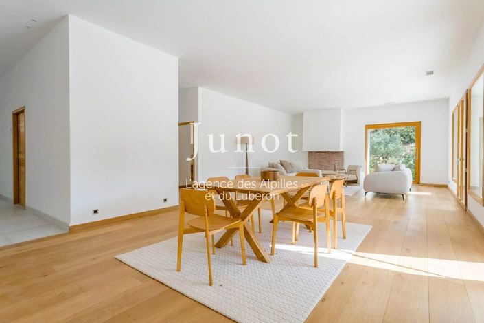 Image No.8-7 Bed House for sale