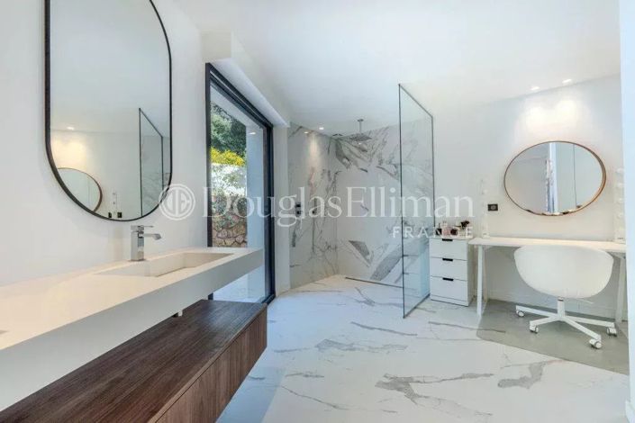 Image No.16-5 Bed House for sale
