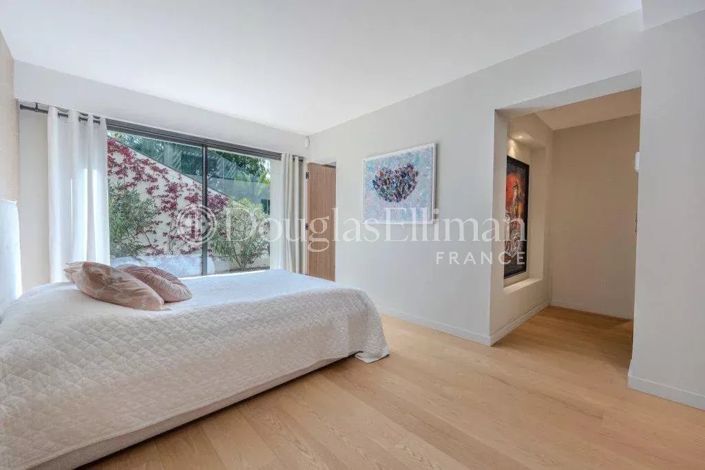 Image No.17-5 Bed House for sale