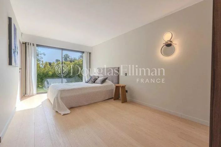 Image No.19-5 Bed House for sale