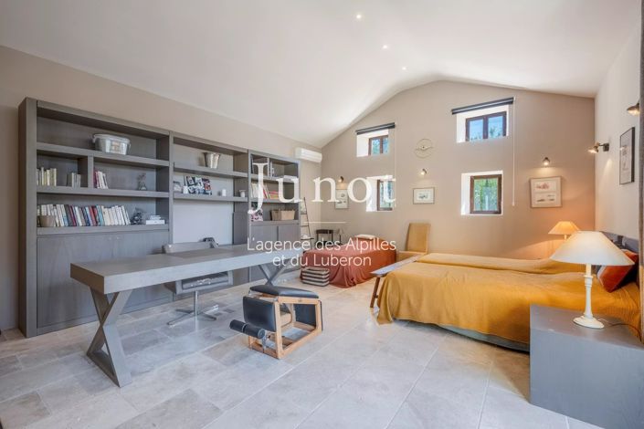 Image No.28-6 Bed House for sale