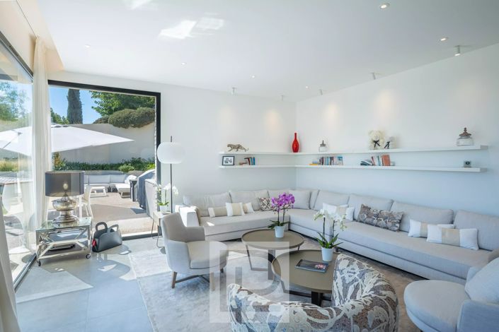 Image No.8-5 Bed House for sale