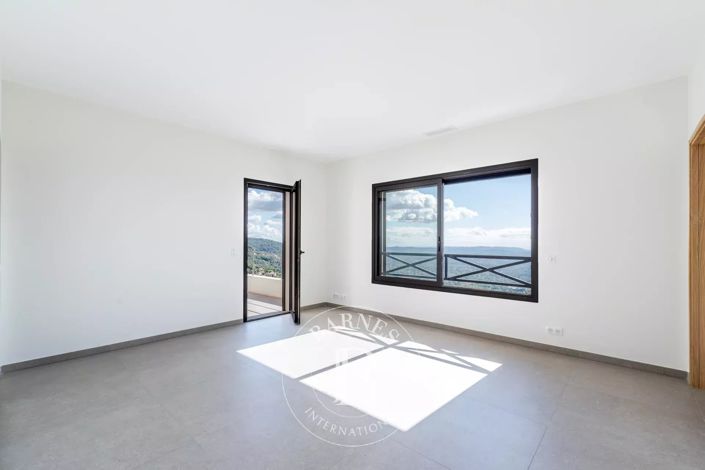 Image No.17-4 Bed House for sale