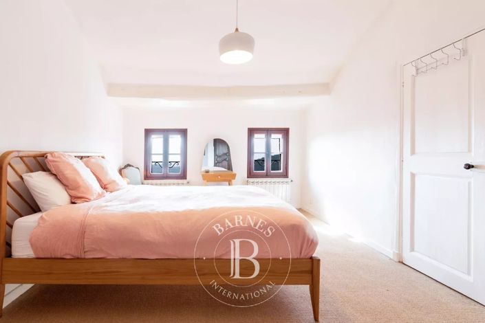 Image No.18-8 Bed House for sale