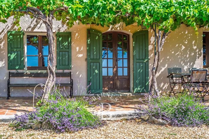 Image No.8-8 Bed House for sale