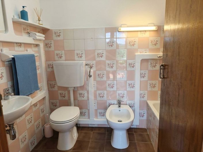 Image No.8-2 Bed House for sale